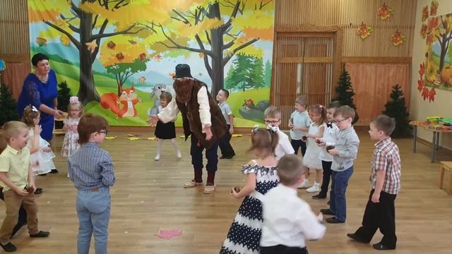 Игра с шишками на осеннем утреннике | Дети и лесовичок подбирают шишки смотреть онлайн