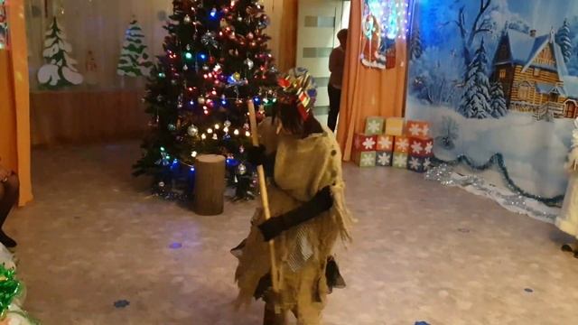 Баба Яга тушит огоньки на ёлке смотреть онлайн