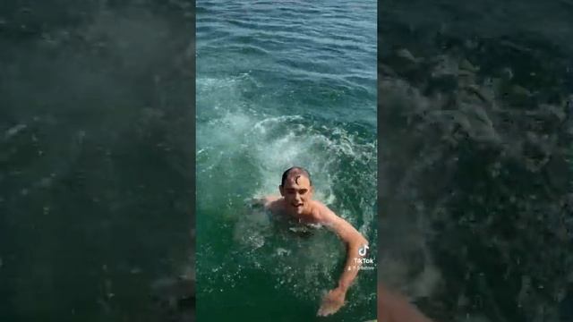 Как плавать правильно и элегантно, чтобы даже рыбы позавидовали? Смотри видео 😌 #плаванье #озеро смотреть онлайн