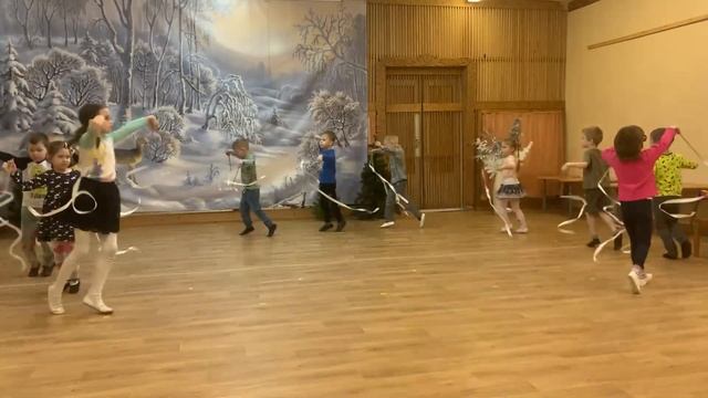 ❄️❄️❄️ Упражнение с лентами - зима - "Кружатся в небе снежинки" смотреть онлайн