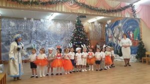 Вход и хоровод у ёлочки в младшей группе