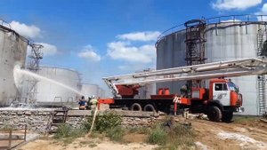 Резервуар с мазутом загорелся на нефтебазе в Махачкале