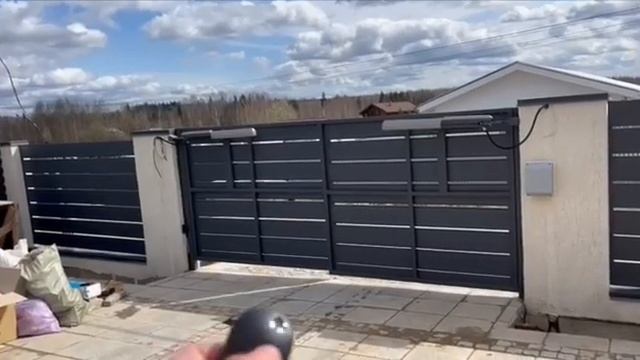 Монтаж забора ранчо Alubordo 200 мм на фасадной части дома в средиземноморском стиле. смотреть онлайн