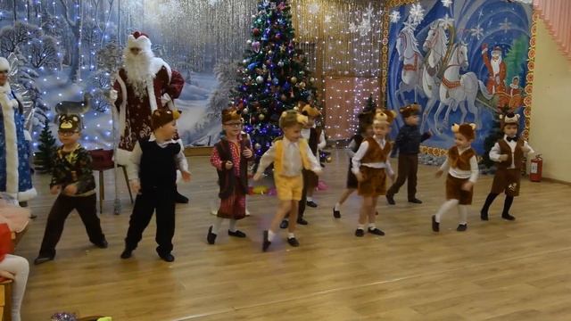 ЗАЖИГАТЕЛЬНЫЙ ТАНЕЦ Медвежат на новогоднем утреннике в детском саду | Средняя группа смотреть онлайн