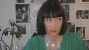 Как передать бокал другому человеку и как не запачкать его в губной помаде. История бескультурья