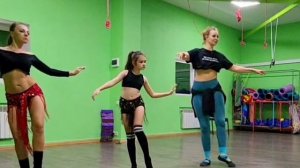 Восточные танцы: Развиваем мыщцы таза и делаем поворот / Наталья Лисеева / Bellydance tutorial