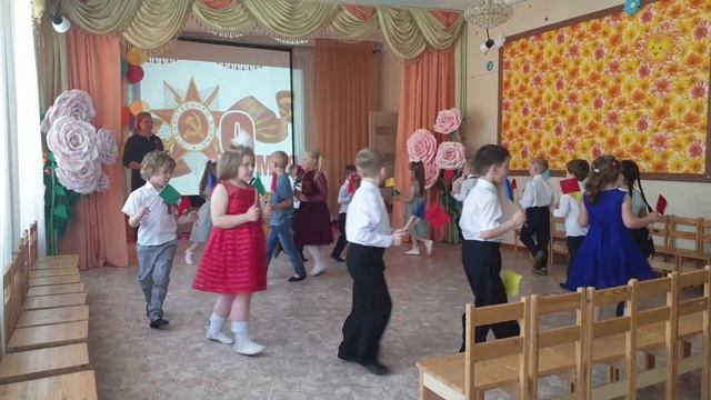 Вход - упражнение с флажками на 9 мая | Утренник на День Победы | Старшая группа детского сада смотреть онлайн