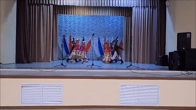 Шляпки - Кружева.  Мундиры - Кивера.