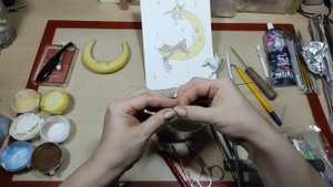 Ватная игрушка ЛУННАЯ СКАЗКА . Урок 6. Лепим мишку. Тонировка и роспись луны.