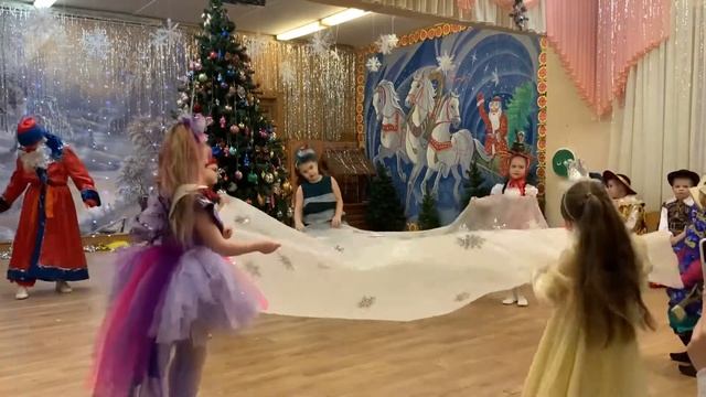 Танец - вальс с покрывалом на утреннике | Сценарий "Три Деда Мороза" | Подготовительная группа смотреть онлайн