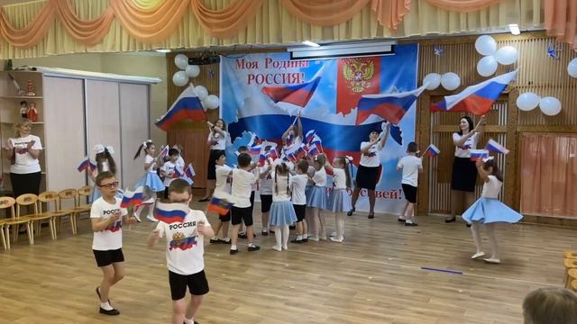 Упражнение с флажками и стягами под песню "Россия, мы дети твои" смотреть онлайн