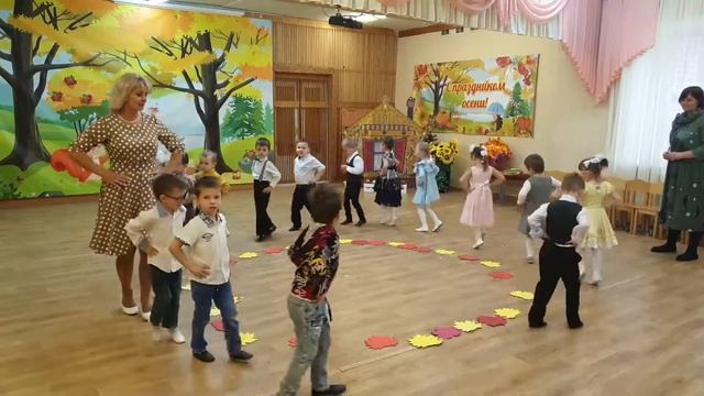 Упражнение с листочками "По лесочку я гуляю" на осеннем утреннике | Средняя группа детского сада смотреть онлайн