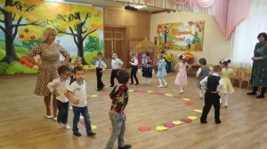 Упражнение с листочками "По лесочку я гуляю" на осеннем утреннике | Средняя группа детского сада