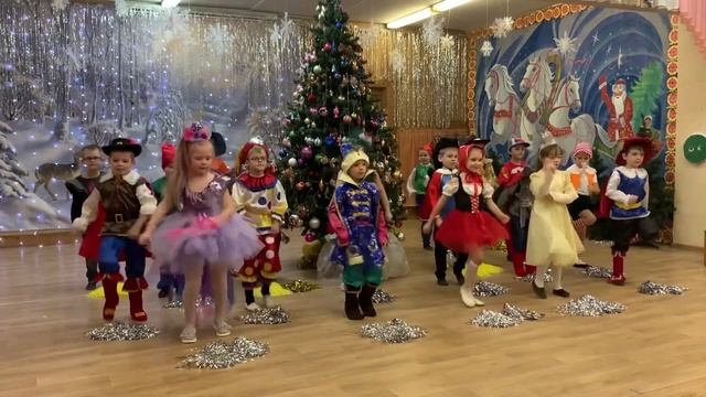 Танец "К нам приходит Новый Год" | Подготовительная группа смотреть онлайн