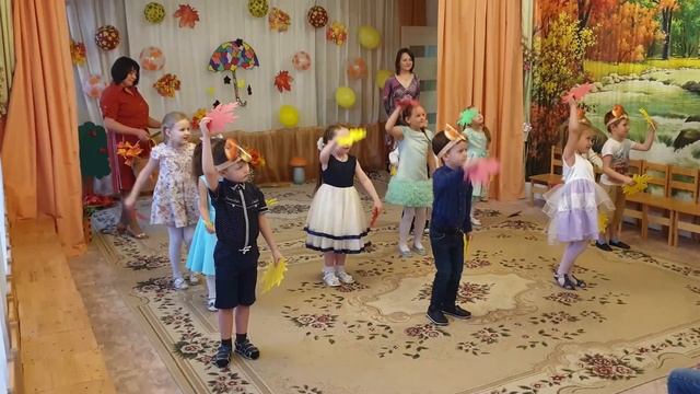 Танец с листочками в средней группе | Золотой денек нас приглашает смотреть онлайн