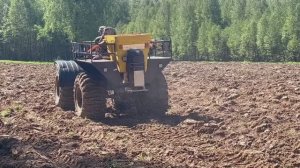 Электрический разбрасыватель Komandor в сельском хозяйстве .