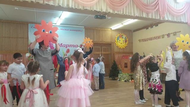 Игра "Солнышко и лучики" на 8 марта | Подготовительная группа смотреть онлайн