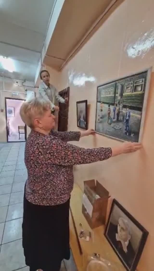 РАЗВЕСКА НОВОЙ ВЫСТАВКИ
