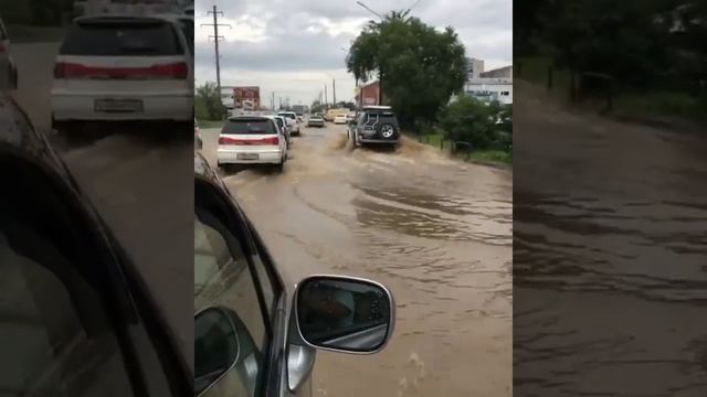 Вода топит улицу Воронкова город Благовещенск, Амурская область. смотреть онлайн