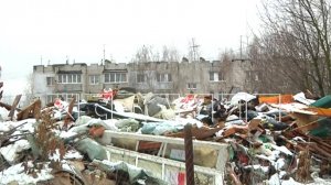 Свалка разрастается прямо среди жилых домов в поселке Ждановский