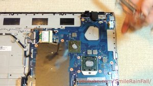 Как разобрать и почистить ноутбук Samsung NP305E5A (disassemble Samsung NP305E5A)