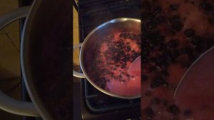 пробую  рецепт из старого журнала. варенье из красной и чёрной смородины с мёдом