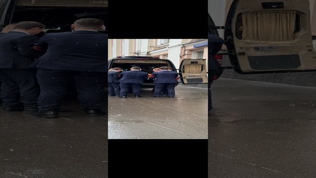 Гроб со Светланой Светличной заносят в Дом Кино. 20 ноября 2024. Похороны Светланы Светличной: