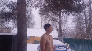 Закаливание. Утреннее обливание холодной водой. На улице -12.