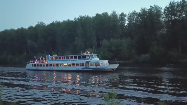 Теплоход "Фалькон" с танцами-шманцами на канале им. Москвы в районе Долгопрудного (25.05.2024)