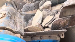 Строительство, дробление щебёнки