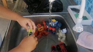 ИГРУШКИ в ВОДЕ ! ГЕРОИ ГУДЖИЦУ и МАШИНКИ моются от ПЕСКА