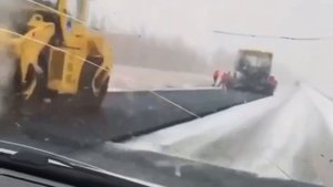 Выпал снег, а это значит, самое время начать укладывать асфальт на дороге Сибай