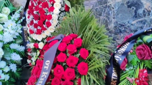 Маленькое платье и шляпа: Светлана Светличная в гробу выглядит спящей красавицей
