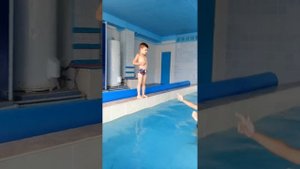 Егорка прыгает в бассейн с бортика
