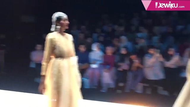 Barli Asmara Angkat Sisi Dinamis Perempuan Asia Lewat Kain dalam JFW 2020 смотреть онлайн