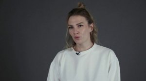 Актриса с брекетами