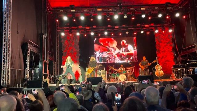 Whole Lotta Love of Led Zeppelin Performed by Beth Hart смотреть онлайн