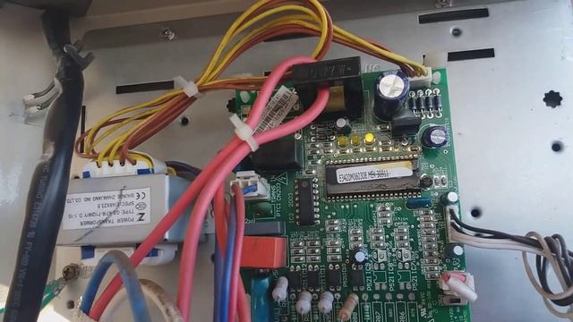 Ar split piso teto komeco não funciona condesadora, led da placa piscando, como resolver смотреть онлайн