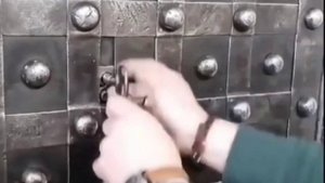 Сейф со скрытыми механизмами и тремя ключами, изготовлен во Франции в 1780 году.