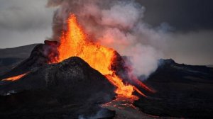 Извержение вулкана началось на полуострове Рейкьянес в Исландии. Людей эвакуируют из Гриндавика