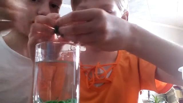 Опускаем кенитический песок в воду с моей сестрой иксперемент смотреть онлайн