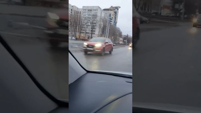 Автомобиль провалился в траншею по улице Генерала Лизюкова.