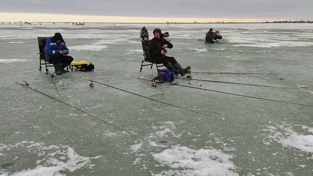 С летними удочками на лед за карасем. Рыбалка на озере Комкуль, 6-7 апреля 2024
