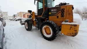 В Магадане продолжается очистка дворов от снега после прошедшего циклона