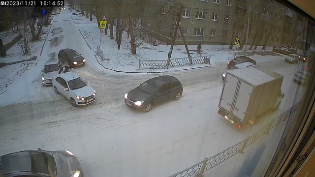 Дал заднюю. Заднюю не даем. Нормальные пацаны. Заднюю не даем. Газанул.