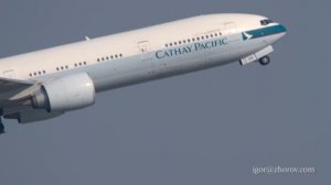 Боинг 777 Cathay Pacific  взлетает из аэропорта Чек Лап Кок, Гонконг.