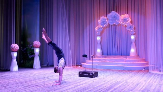 at the railway station. handstands by Evgeniy Stepanenko. INDIGO SHOW смотреть онлайн