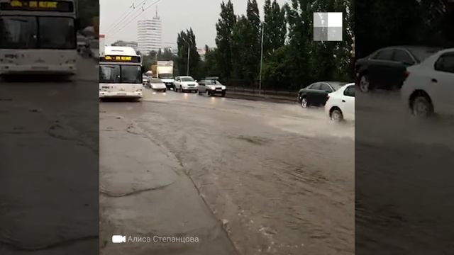 Ростов-на-Дону: Остановку на СЖМ затопило смотреть онлайн