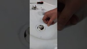 Установка плоского сифона АН-82589 (АН-8258) на душевой поддон.