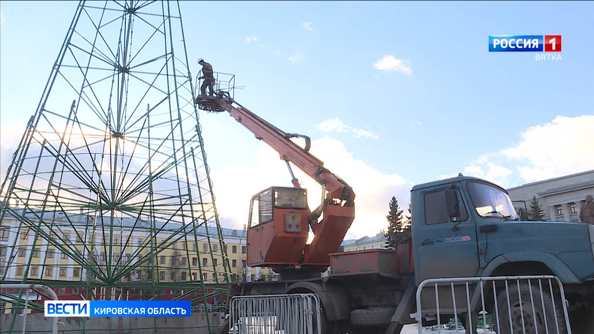 На Театральной площади города Кирова продолжают благоустраивать новогодний городок